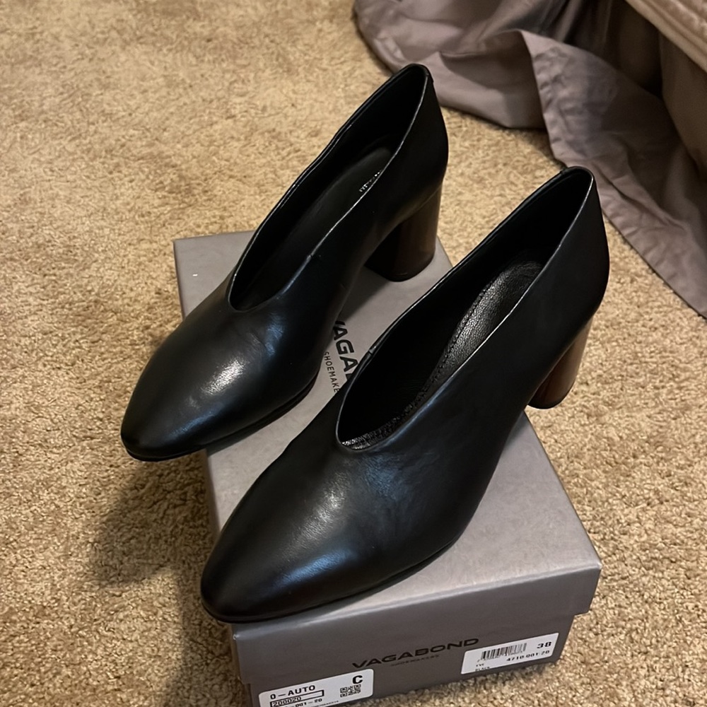 NWT Black Vagabond heels. Black leather with a tortoise heel.